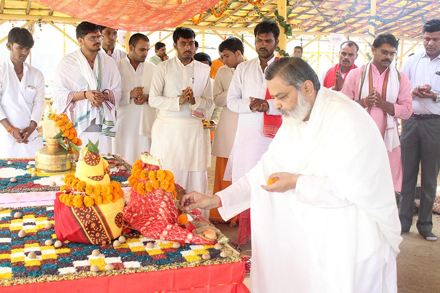 Brahmachari Girish Ji is offering flowers and performing aarti at
Sahasrachandi Mahayagya, Bhopal
